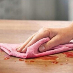 Różowa ściereczka Vileda z mikrofazy do sprzątania